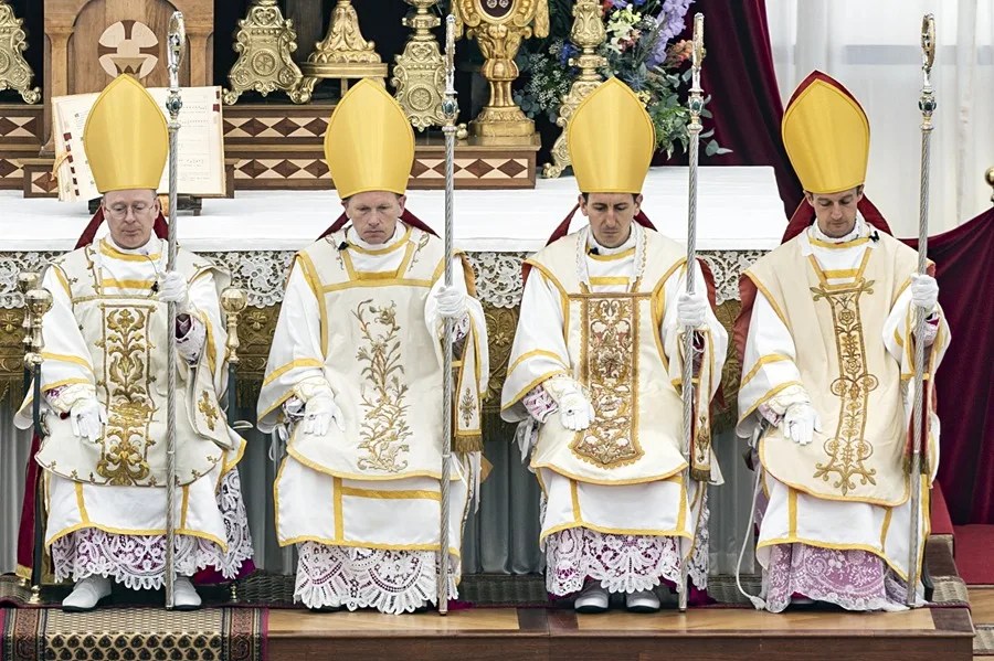 Los "lefebvrianos" desoyen al papa y ordenan a cuatro obispos