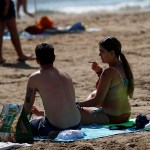 Una joven en una playa