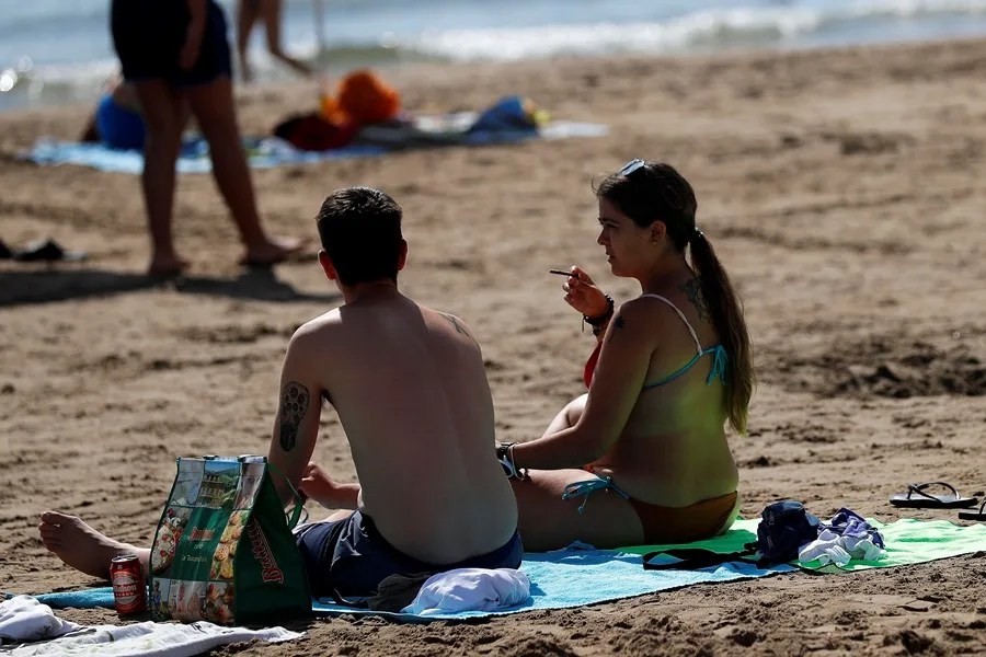 Una joven en una playa