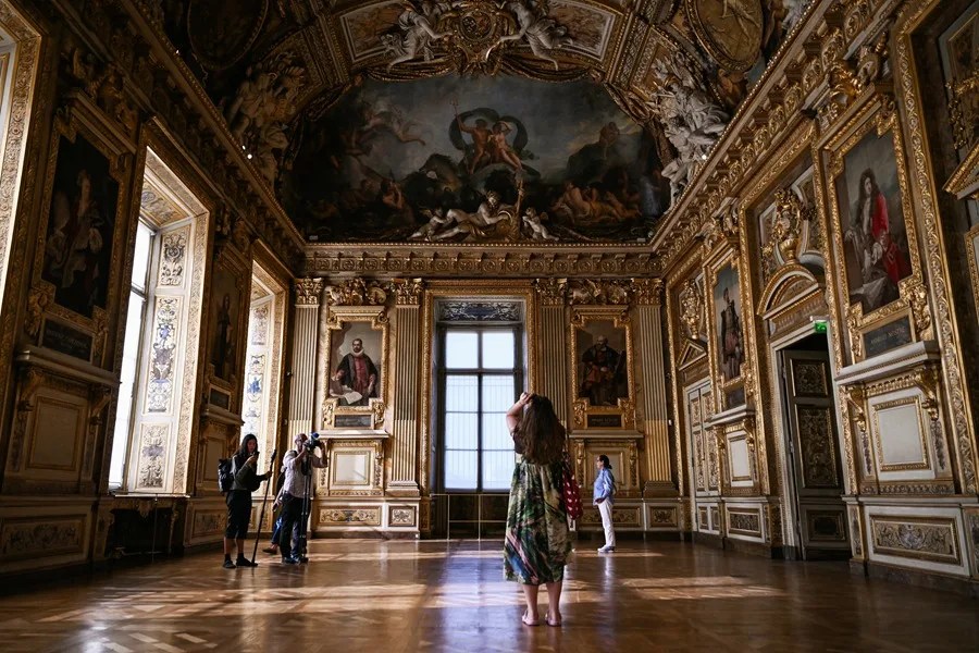 Visitantes hoy en la sala del Museo del Louvre donde se produjo el robo de joyas.