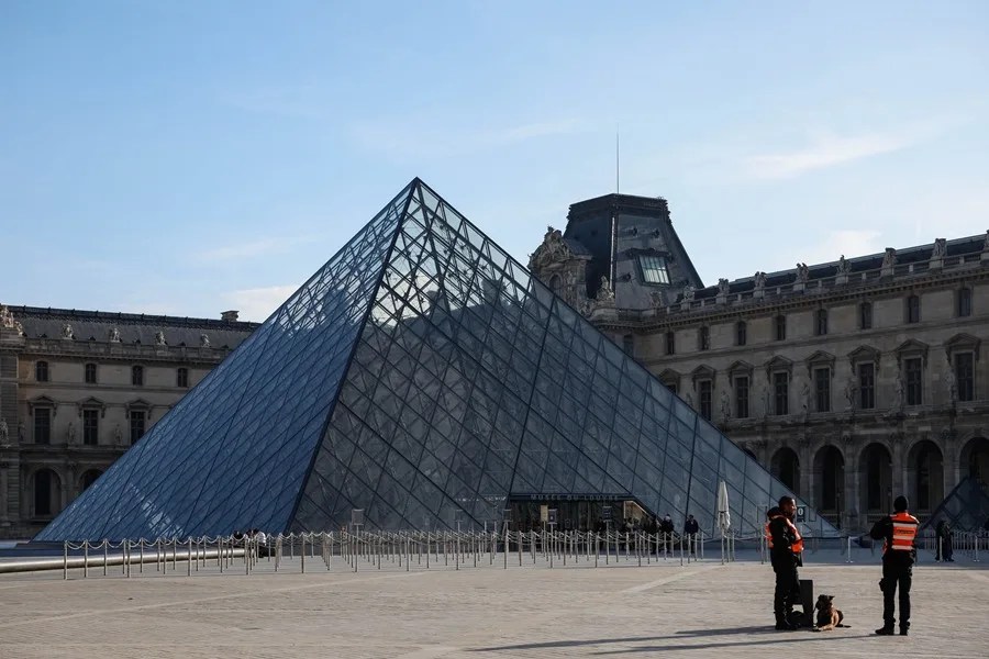 Entrada del Museo del Louvre, en París.