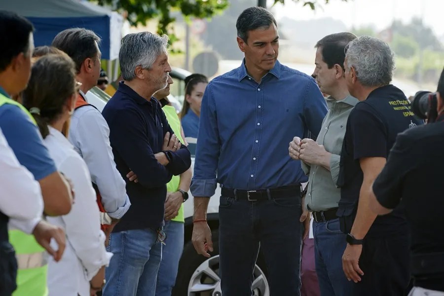 Marlaska asegura que el megaincendio de Ávila y Madrid evolucionan bien, pero despacio