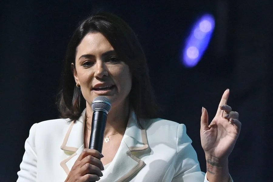 Michelle Bolsonaro renuncia a un cargo de liderazgo tras pelearse con su hijastro Flávio Bolsonaro