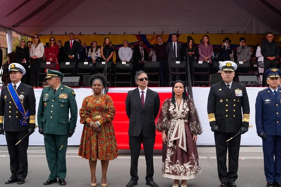 Gustavo Petro insinúa que regresará al afirmar que su despedida como presidente de Colombia es "transitoria"