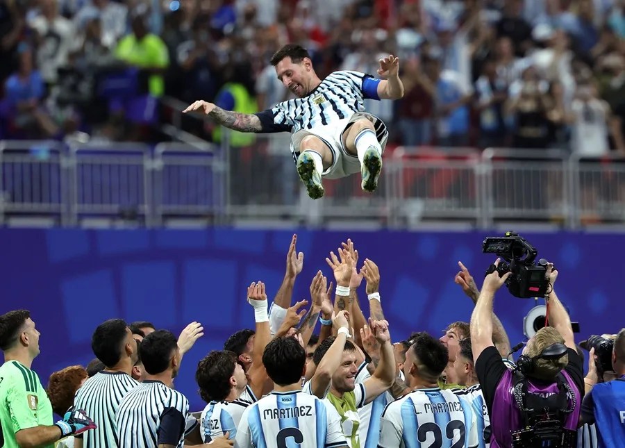 Lionel Messi agranda su leyenda en el caos: líder goleador con 8 y 21 en todas la copas