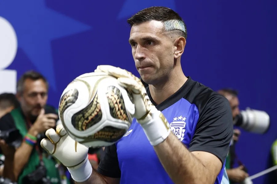 'Dibu' Martínez supera a Fillol como el portero argentino con más presencias en mundiales