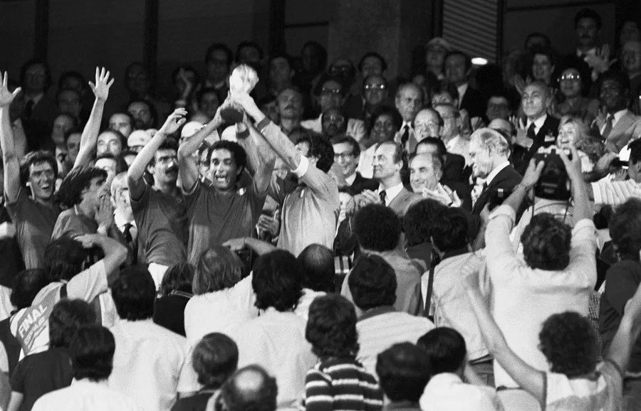 Entre copas, la del Mundial de fútbol es la más cara y codiciada del deporte