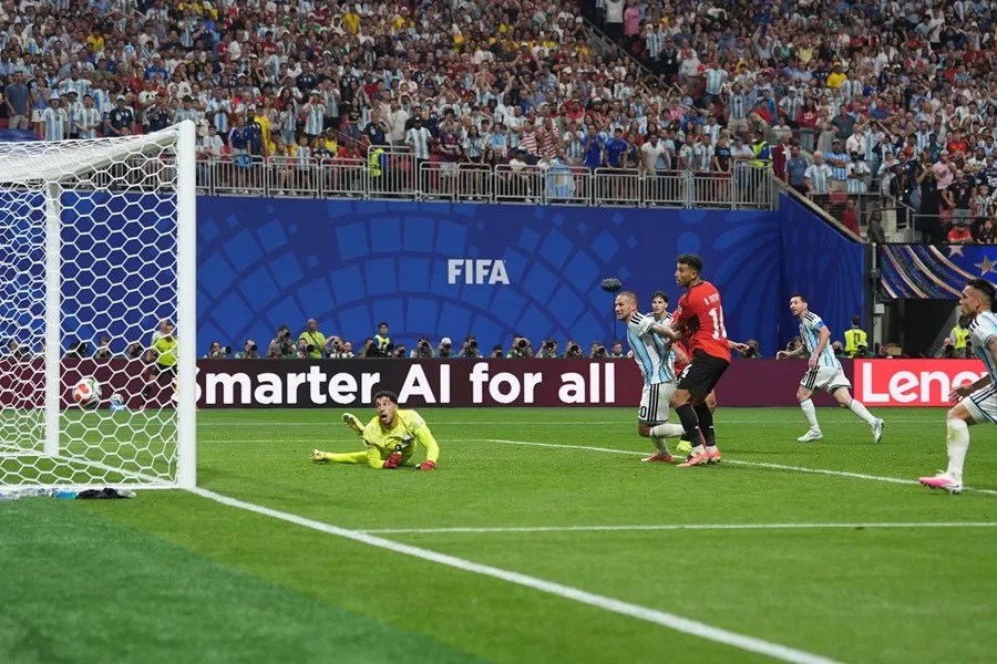 Messi marca y Argentina culmina una remontada histórica ante Egipto