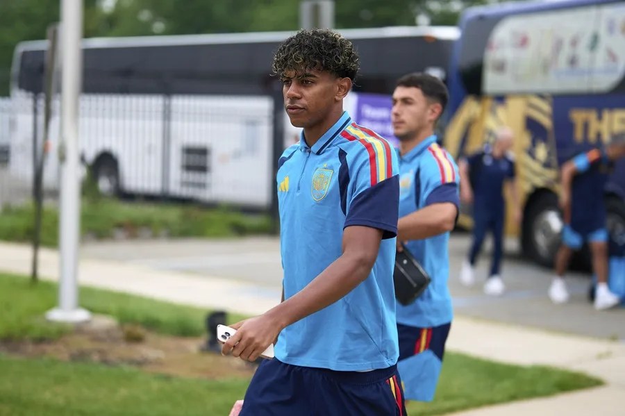 El jugador de la selección española, Lamine Yamal, a su llegada al entrenamiento