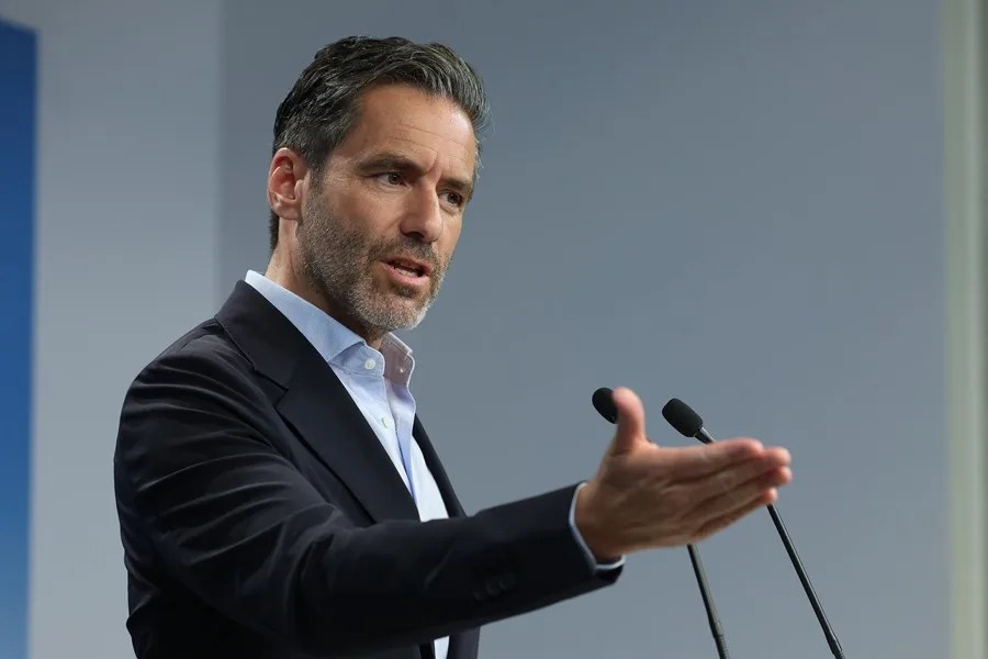 Feijóo ve "impropio" que Begoña Gómez se pasee por los foros internacionales