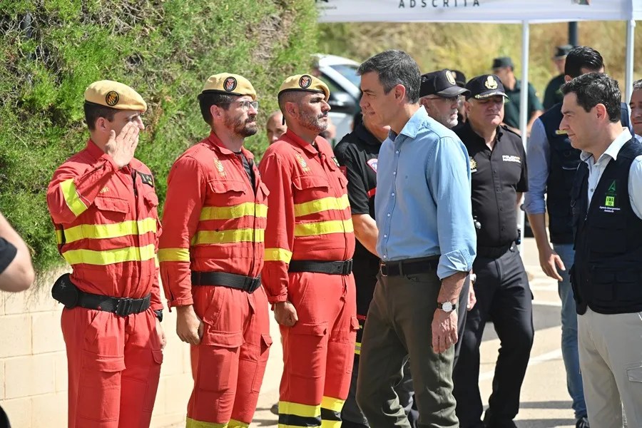El presidente del Gobierno, Pedro Sánchez, acompañado por el presidente de la Junta de Andalucía, Juanma Moreno (d), saluda a su llegada al Puesto de Mando Avanzado de Turre (Almería).