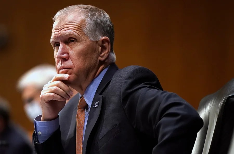 Un senador republicano condiciona su apoyo al fiscal de Trump a que se reúna con las víctimas de Epstein