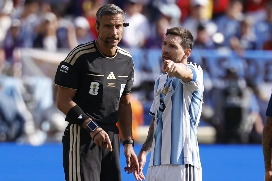 El argentino Lionel Messi protesta ante el árbitro esloveno Slavko Vincic durante la final de la Copa Mundial