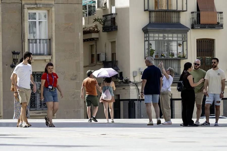 Calor, lluvias y tormentas activan avisos en 12 comunidades