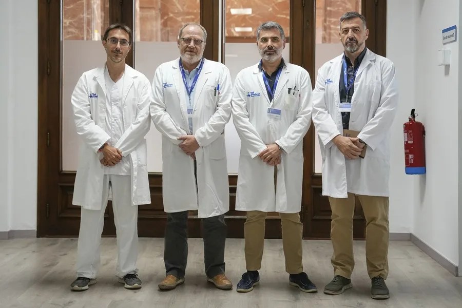El equipo médico del Hospital Vall d,Hebron que ha llevado a cabo el primer trasplante en España entre dos personas VIH.