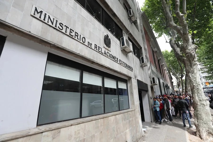 Uruguay dialoga con Estados Unidos para recibir personas deportadas