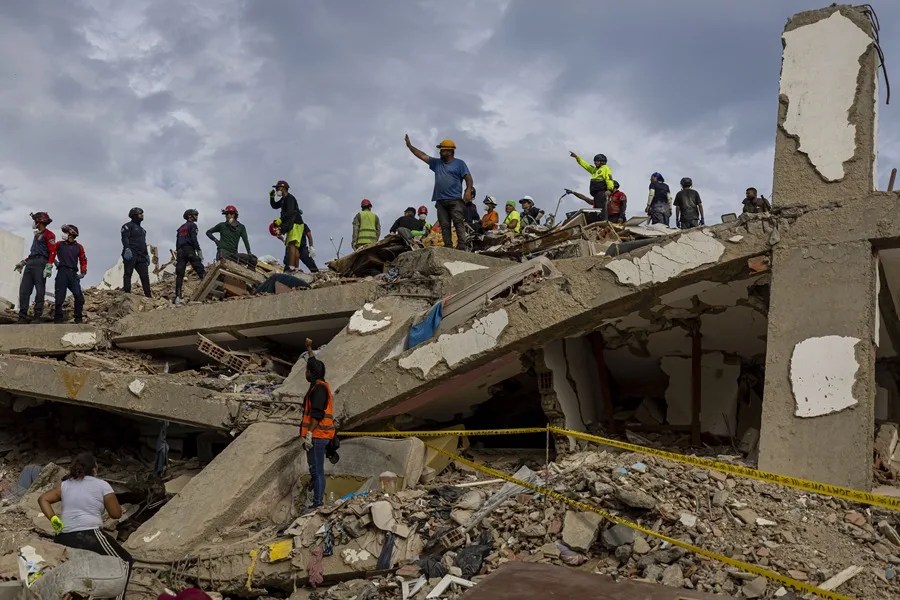 "No podemos dejar a nadie atrás": venezolanos siguen buscando a los desaparecidos un mes después de la tragedia