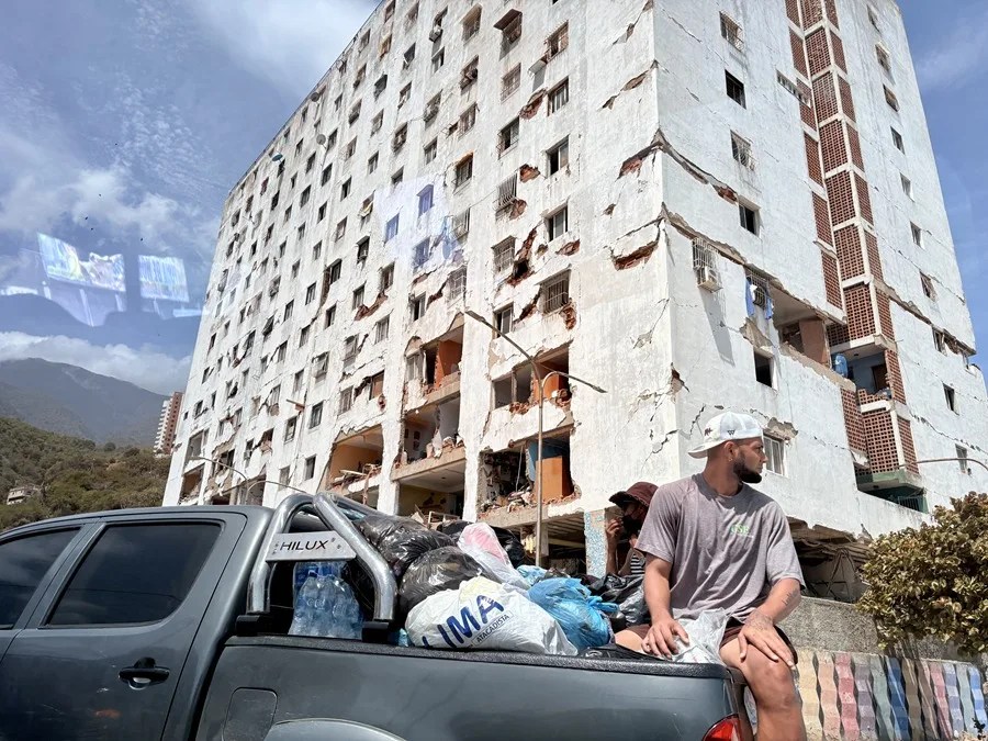 Una persona observa edificaciones destruidas por terremotos este jueves, en La Guaira (Venezuela).