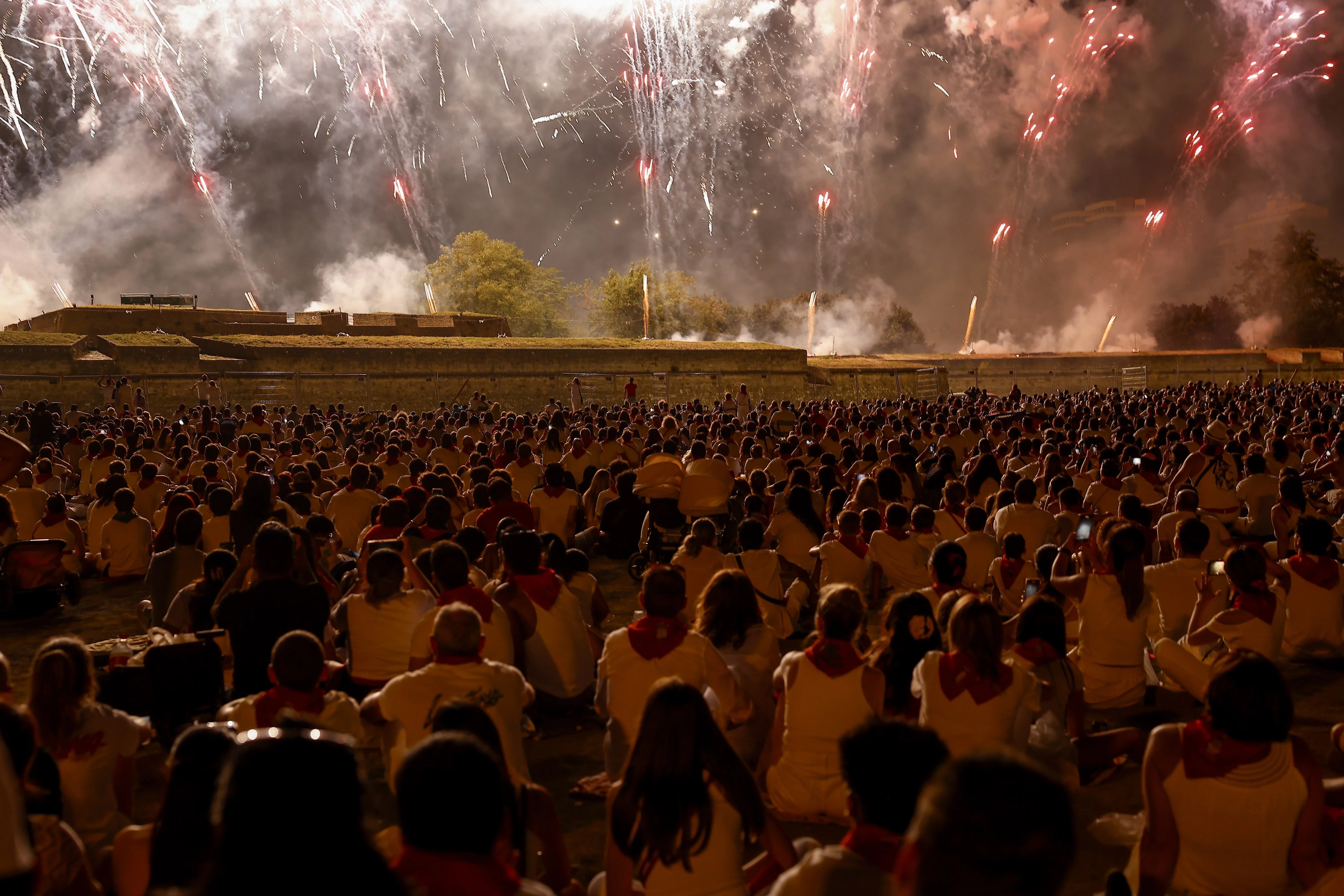 Imagen de la campa de la Vuelta del Castillo que en Sanfermines se llena para asistir a la quema diario de fuegos artificiales