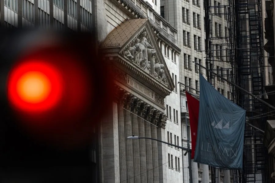 Wall Street cierra en rojo y el índice Nasdaq-100 entra en corrección al caer más de un 10 % desde su récord de junio