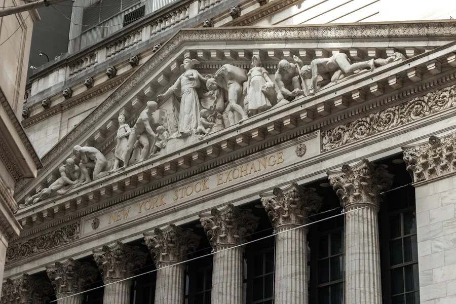 Wall Street cierra en rojo tras dispararse el petróleo por la escalada de la guerra en Oriente Medio