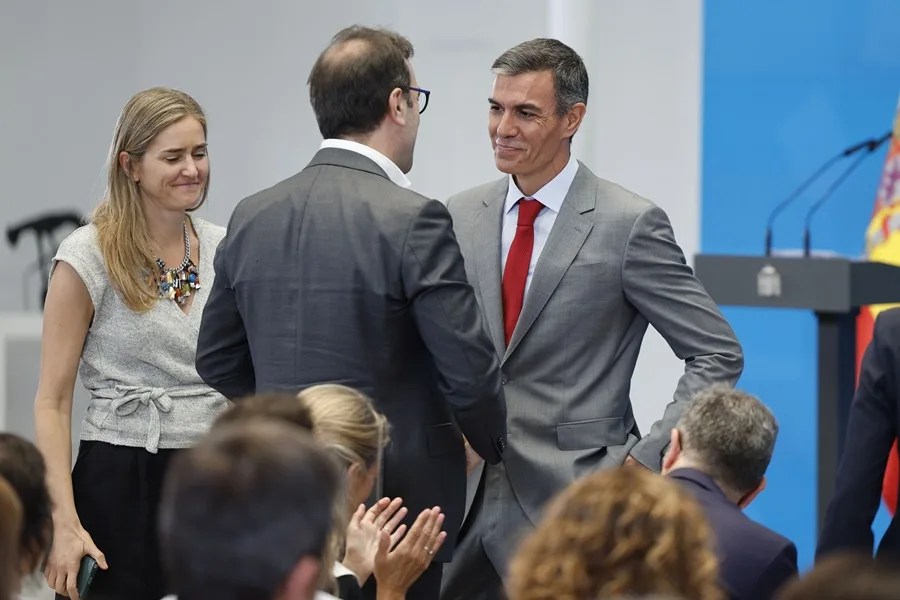Pedro Sánchez (d), conversa distendidamente con Carlos Cuerpo (c) y Sara Aagesen (i)