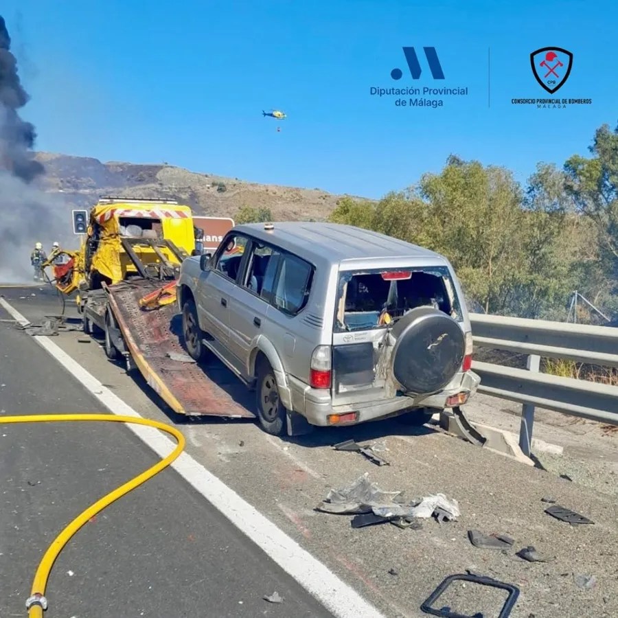 Dos muertos en un accidente con un camión incendiado que cortó la AP-7 en Benahavís (Málaga).