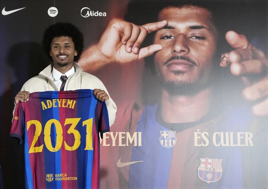El nuevo jugador del FC Barcelona, ​​el alemán Karim Adeyemi, posa con su nueva camiseta