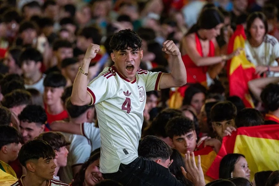 Aficionados españoles celebran la victoria