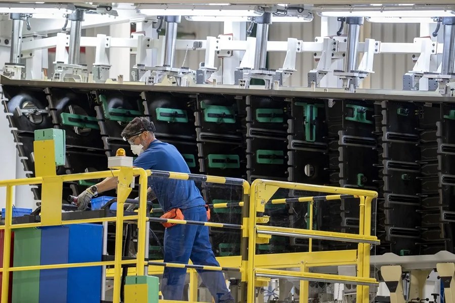 Línea de producción del A350 en la planta de Airbus en El Puerto de Santa Maria (Cádiz).