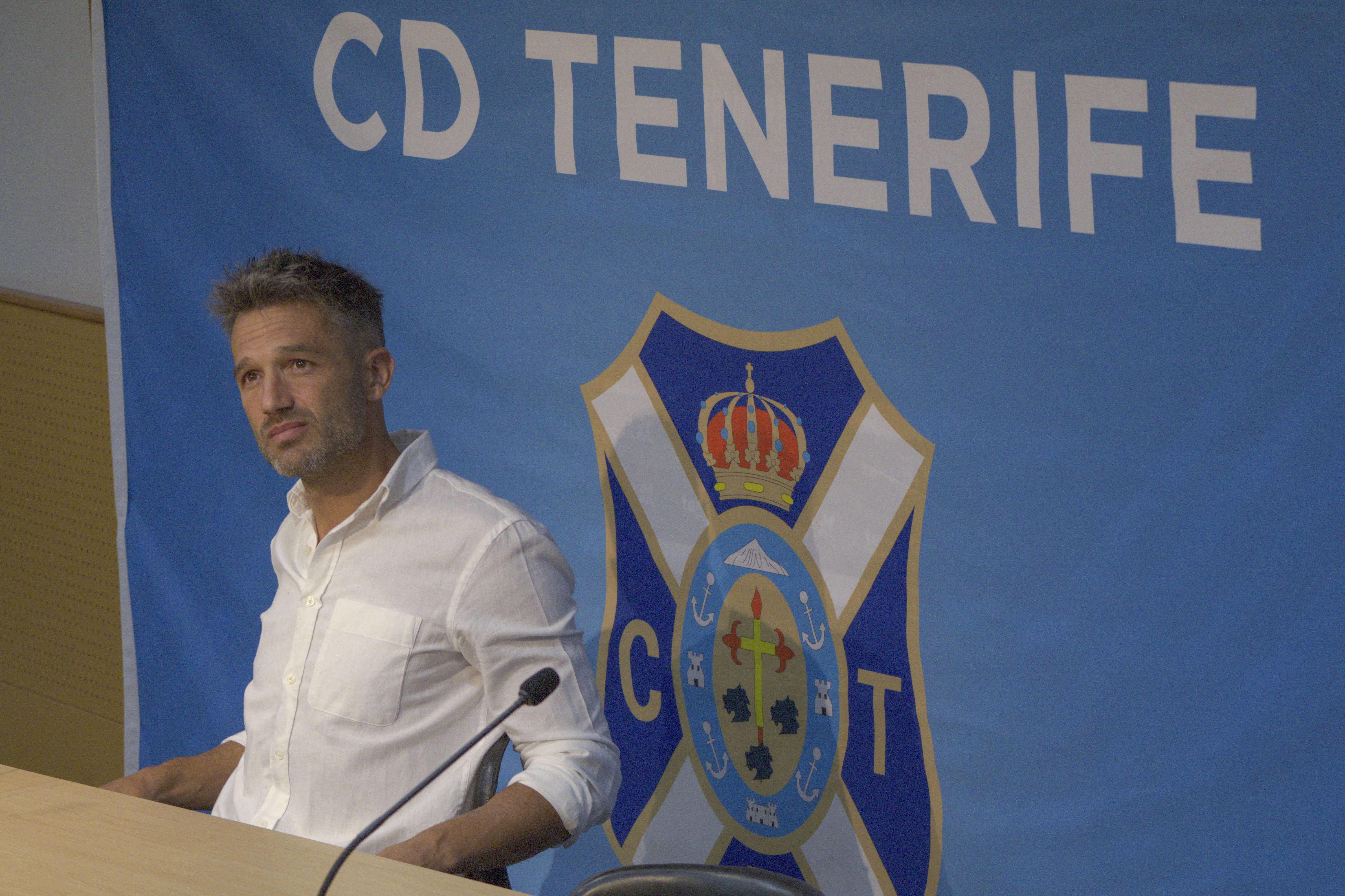 El capitán del CD Tenerife, Aitor Sanz, durante su rueda de prensa de despedida como jugador. EFE/Andrés Méndez