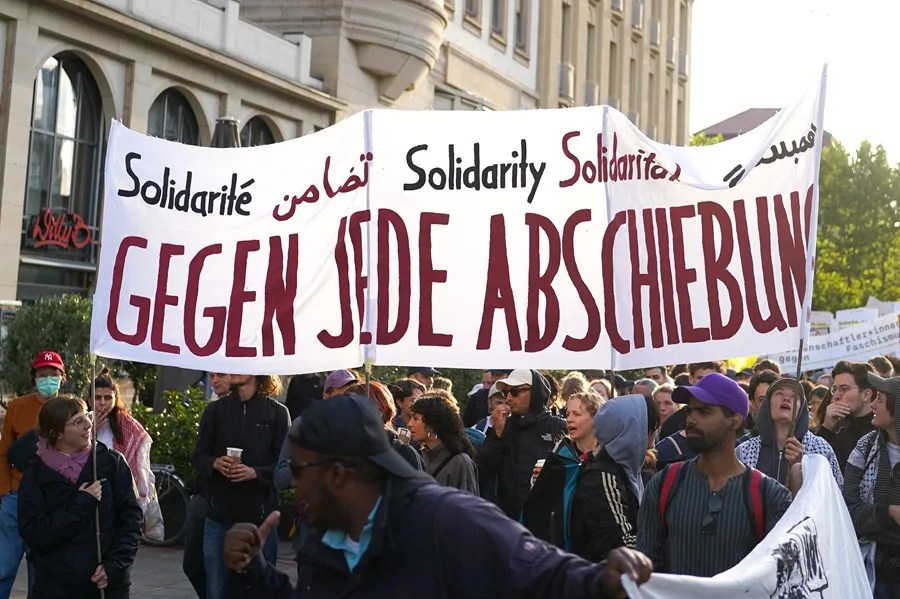 MANIFESTANTES CONTRA AFD