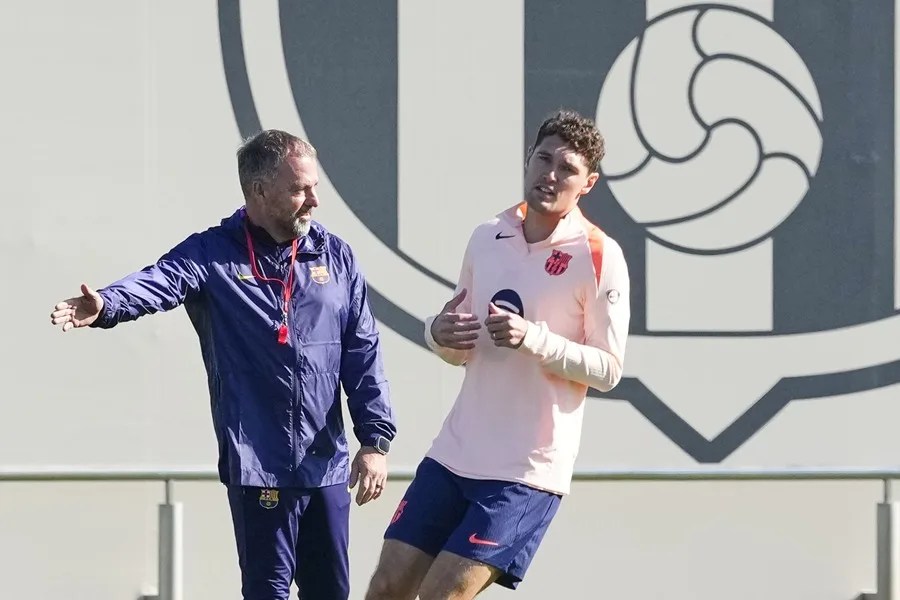 El entrenador del FC Barcelona, Hansi Flick, y el jugador Andreas Christensen