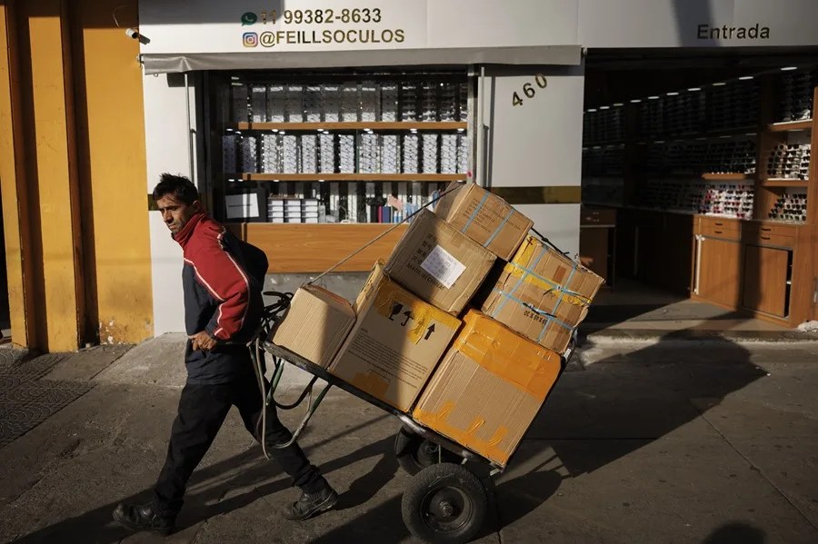 Una persona traslada mercancía por una calle comercial en São Paulo (Brasil).