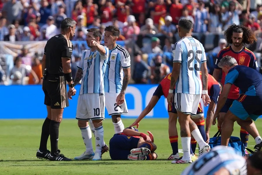 Lionel Messi (2.º desde la izquierda), de Argentina, conversa con el árbitro esloveno Slavko Vincic (izq.)