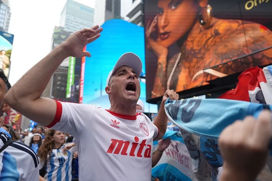 "¡El que no salte es español!": los argentinos invaden Times Square y sueñan con la cuarta
