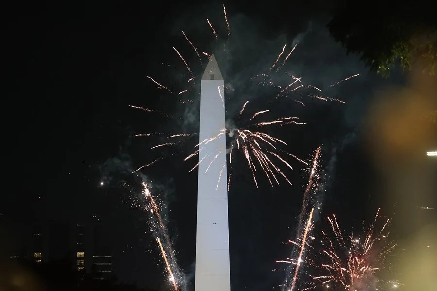 Fotografía que muestra juegos pirotécnicos durante la celebración del triunfo de Argentina