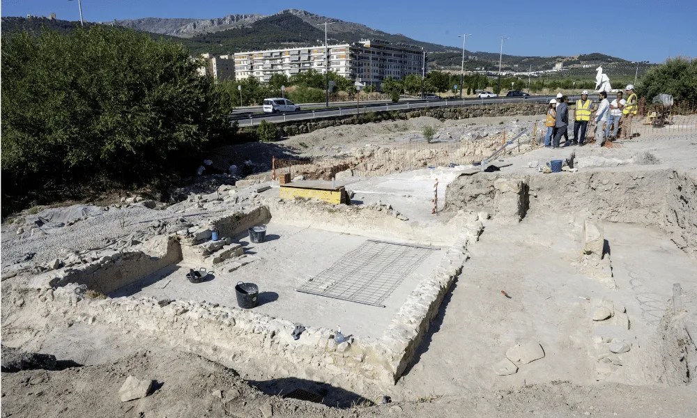 Nuevos mosaicos del siglo III emergen en las obras de conservación y puesta en valor turístico de la villa romana del Cortijo de los Robles de Jaén, uno de los enclaves arqueológicos más destacados de la ciudad