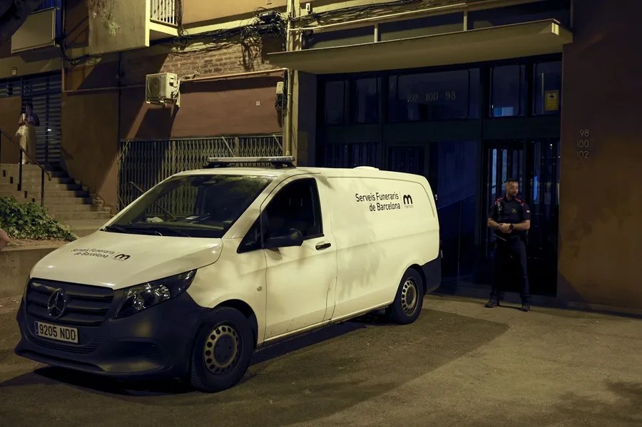Una mujer ha sido asesinada a puñaladas por su pareja en un domicilio de Barcelona.