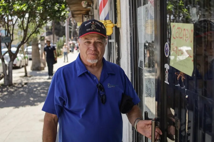 Un activista ayuda a veteranos de Estados Unidos deportados a México por el país al que sirvieron