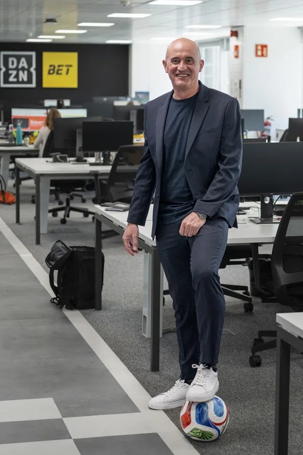 El Mundial de fútbol con mayor número de participantes, 48 selecciones, supuso también un reto para plataformas de transmisión de deporte como DAZN, que por primera vez emitió el evento en España con la difusión de 104 partidos y que le reportó un incremento de clientes de alrededor del 35 por ciento. En su balance del campeonato, el consejero delegado de la compañía para España y Portugal, Óscar Vilda, expone, en una entrevista a EFE, que hasta en los encuentros menos relevantes, "las audiencias han sido tremendas" y han doblado la media de seguimiento de los partidos de Liga protagonizados por los equipos más grandes. 