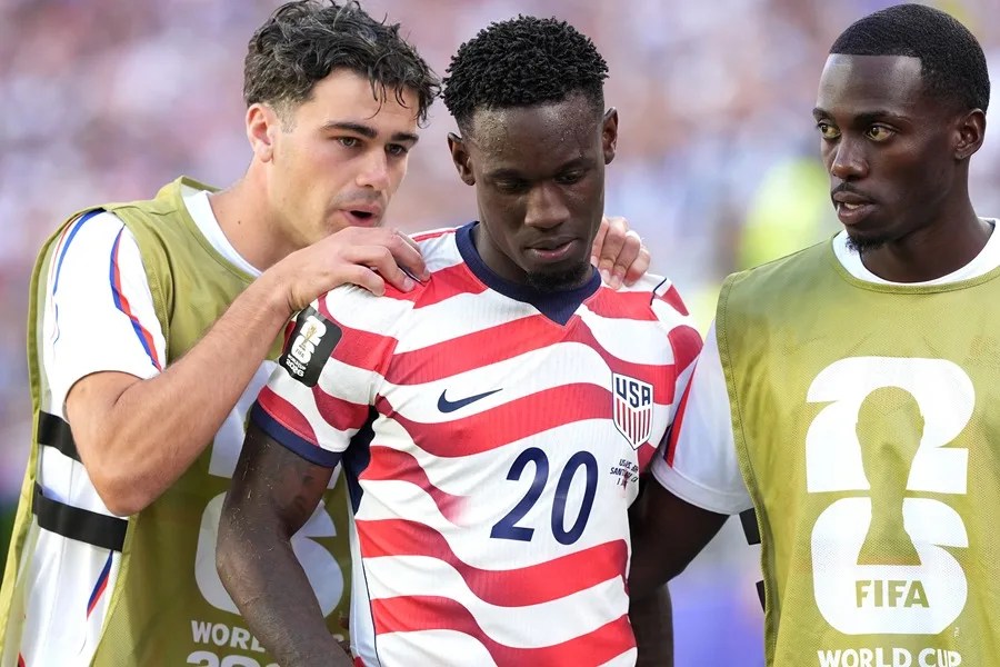 Folarin Balogun (c) de Estados Unidos reacciona al ser expulsado.