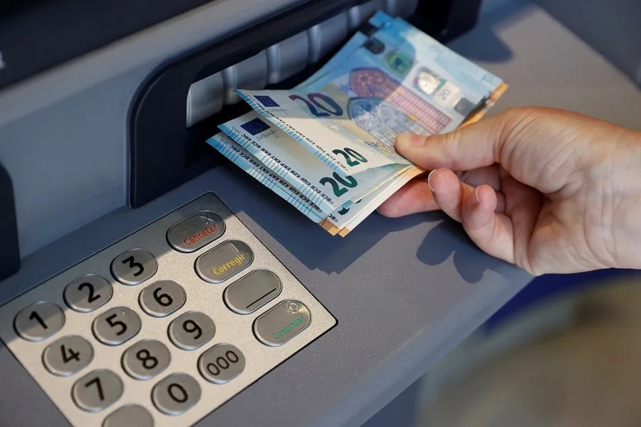 Una persona saca dinero de un cajero