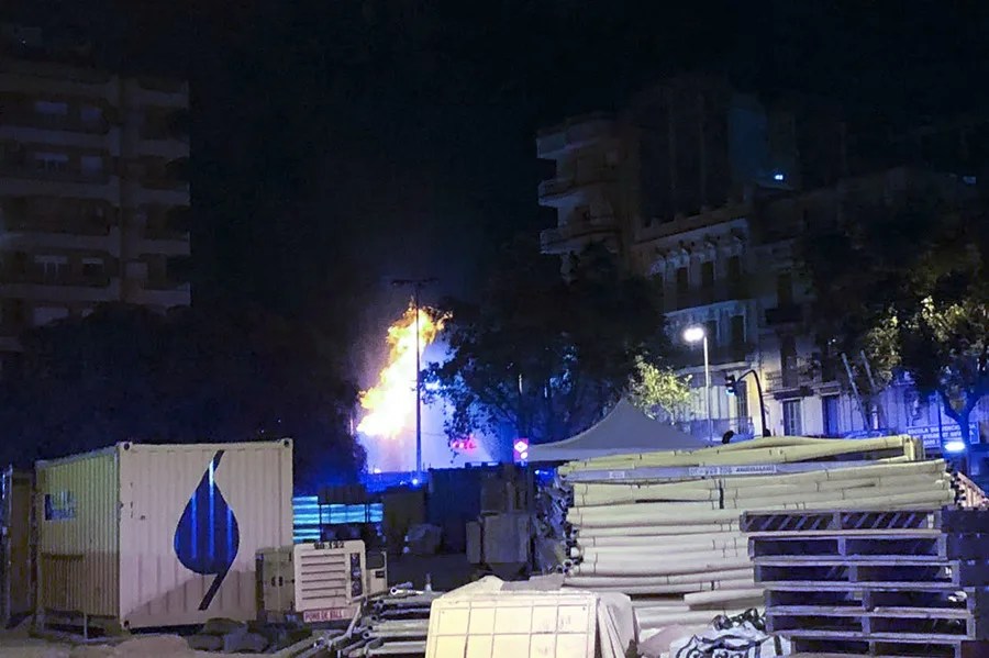 Ocho heridos en una deflagración de gas en las obras de una estación de metro de Barcelona