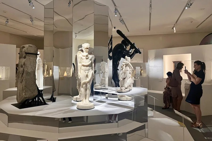 LOUVRE BAYONA