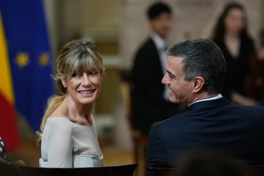 El presidente del Gobierno, Pedro Sánchez, junto a su mujer Begoña Gómez.