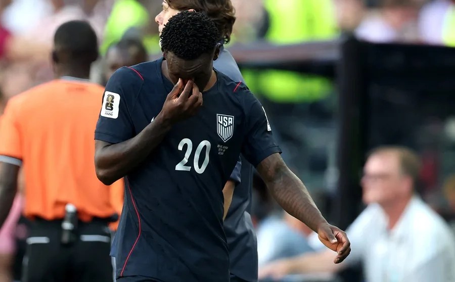 Folarin Balogun, de Estados Unidos, se dirige al banquillo tras ser sustituido en la segunda parte del partido de octavos de final de la Copa Mundial de la FIFA 2026