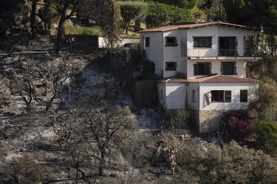 Vivienda alcanzada por el incendio en la localidad de Calonge (Girona),