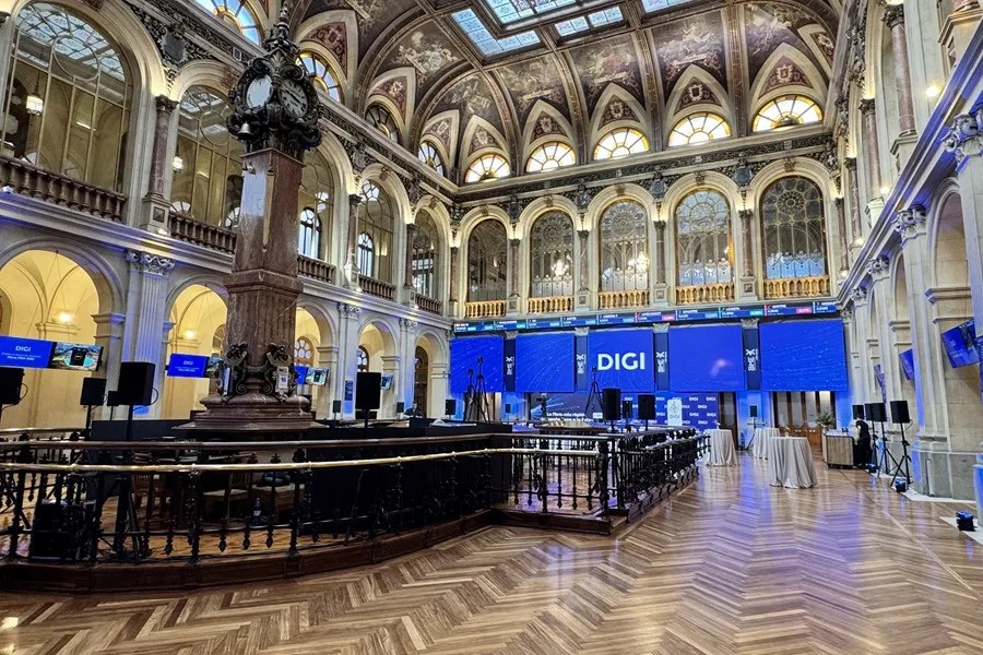 Vista de los preparativos del interior del edificio de la Bolsa española este jueves