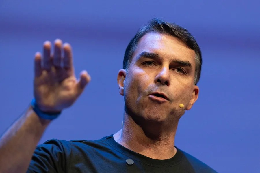 Flávio Bolsonaro pide disculpas a su madrastra y llama a la unidad de la derecha en Brasil